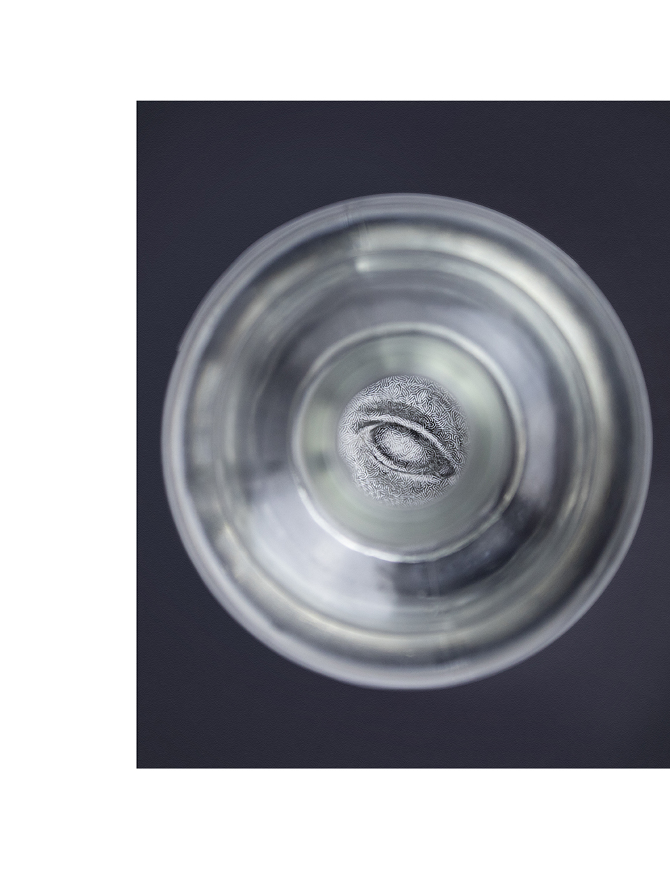 Dettaglio materico della bottiglia Gin Aqua degli Occhi