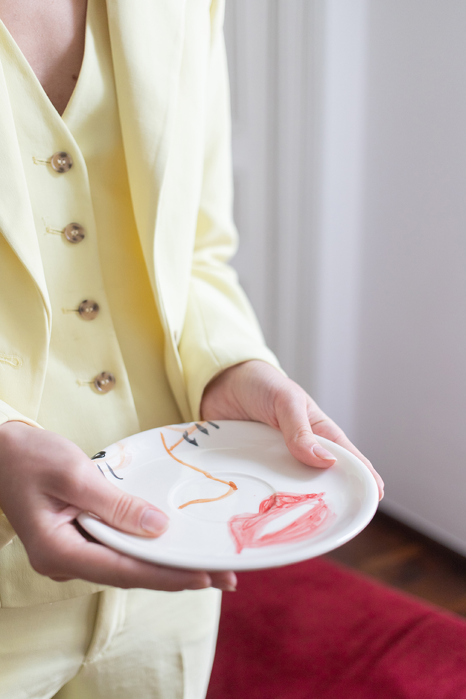Piatto in ceramica dipinto a mano tra gesto artistico e uso quotidiano
