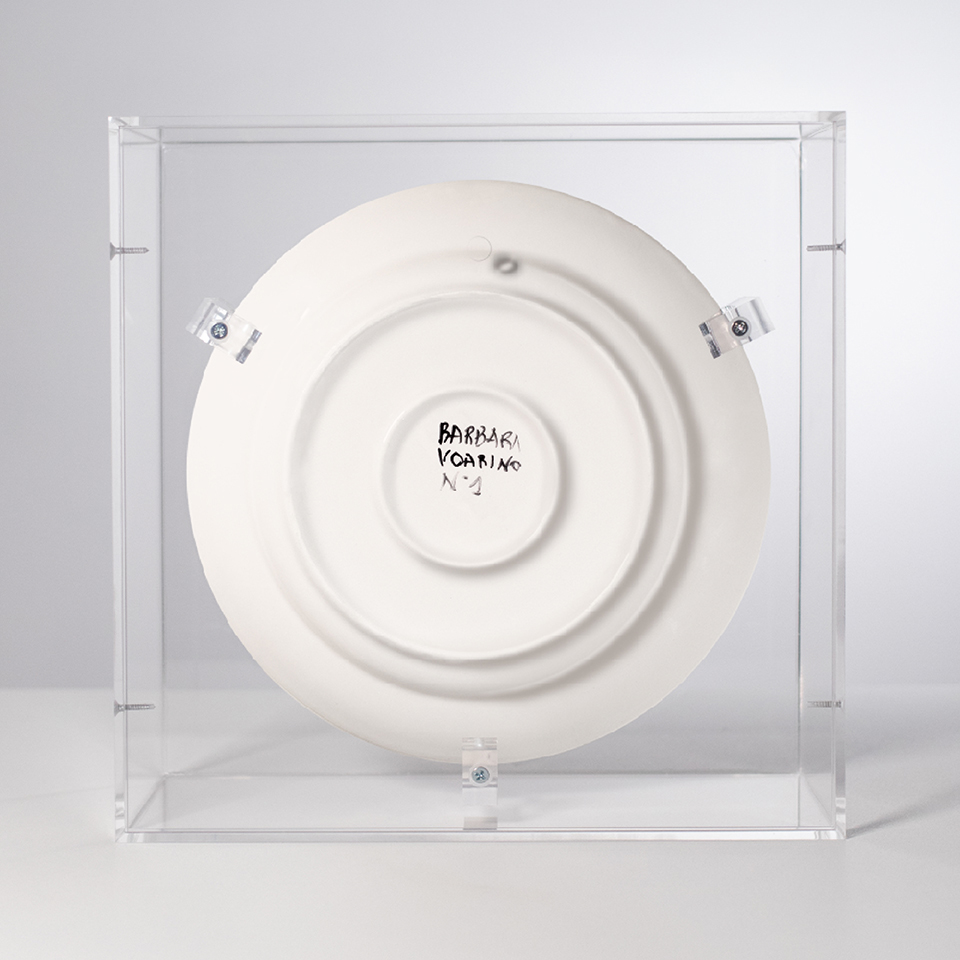 Retro del piatto in ceramica con firma dell’autrice