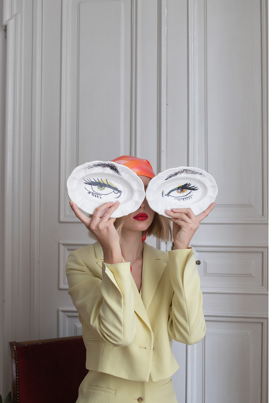 Piatti illustrati in ceramica come maschere simboliche