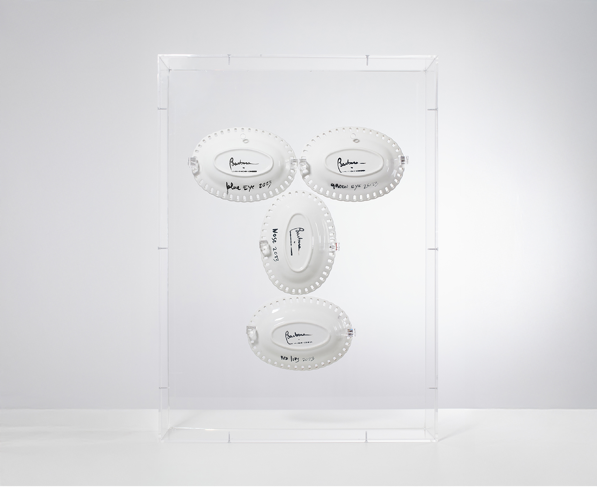 Dettaglio delle superfici ceramiche dipinte a mano