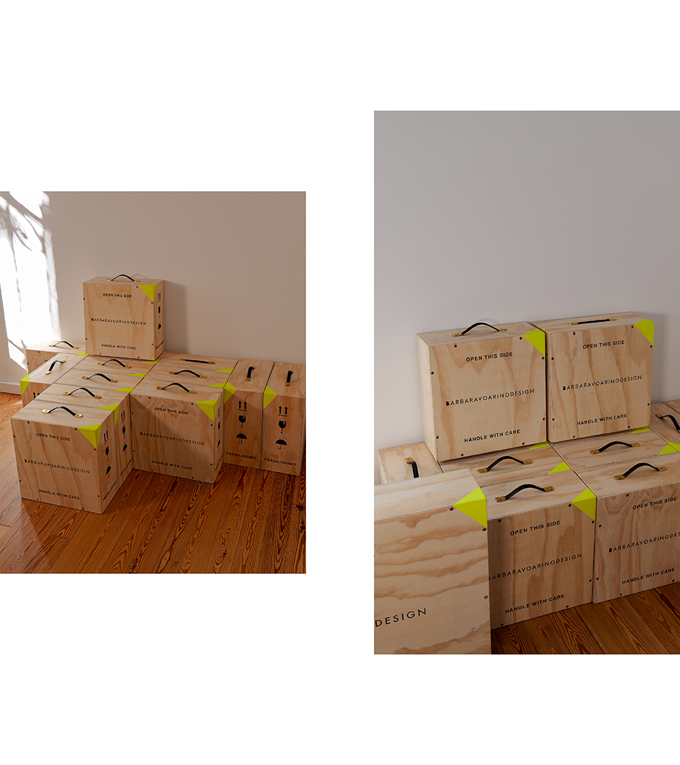 Casse in legno disposte in interno con layout modulare