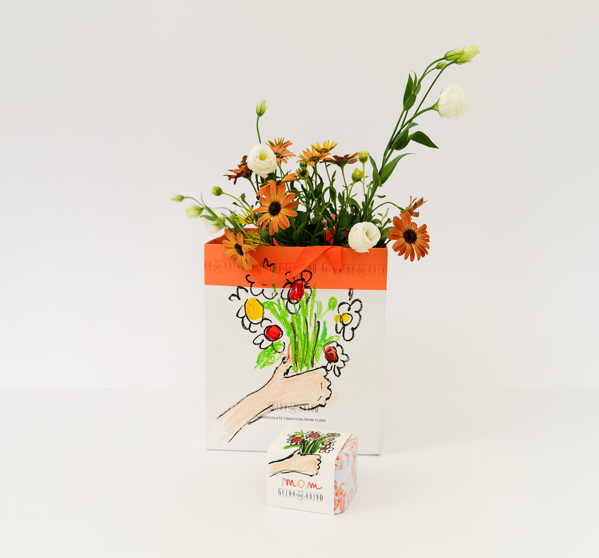 Concept Mom che fonde fiori e cioccolatini in un gesto affettivo