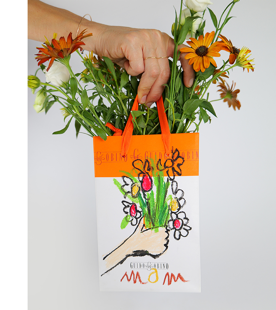 Concept del dono reinterpretato nel packaging Mom Festa della Mamma