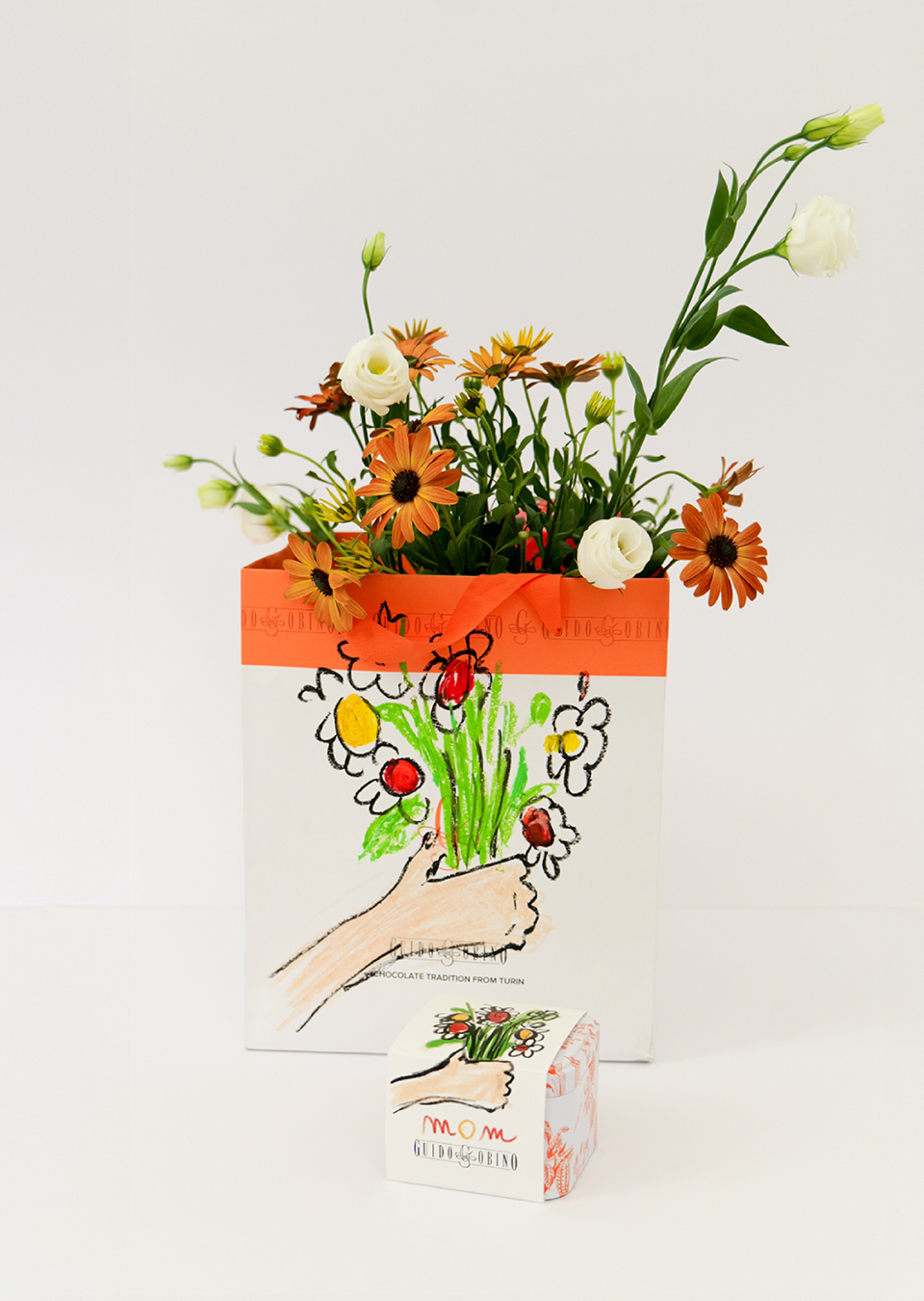 Concept Mom che fonde fiori e cioccolatini in un gesto affettivo vista mobile