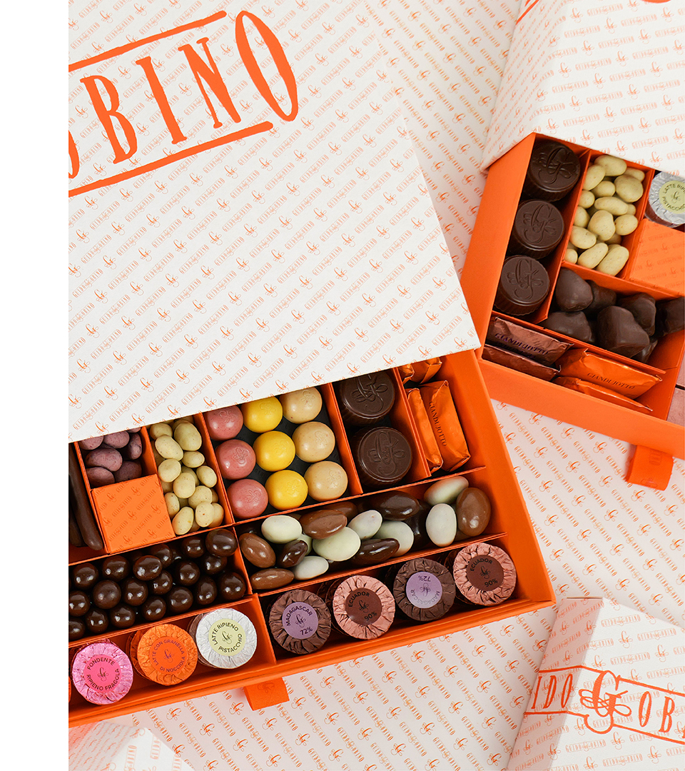Assortimento praline in scatola cassetto con copertina illustrata