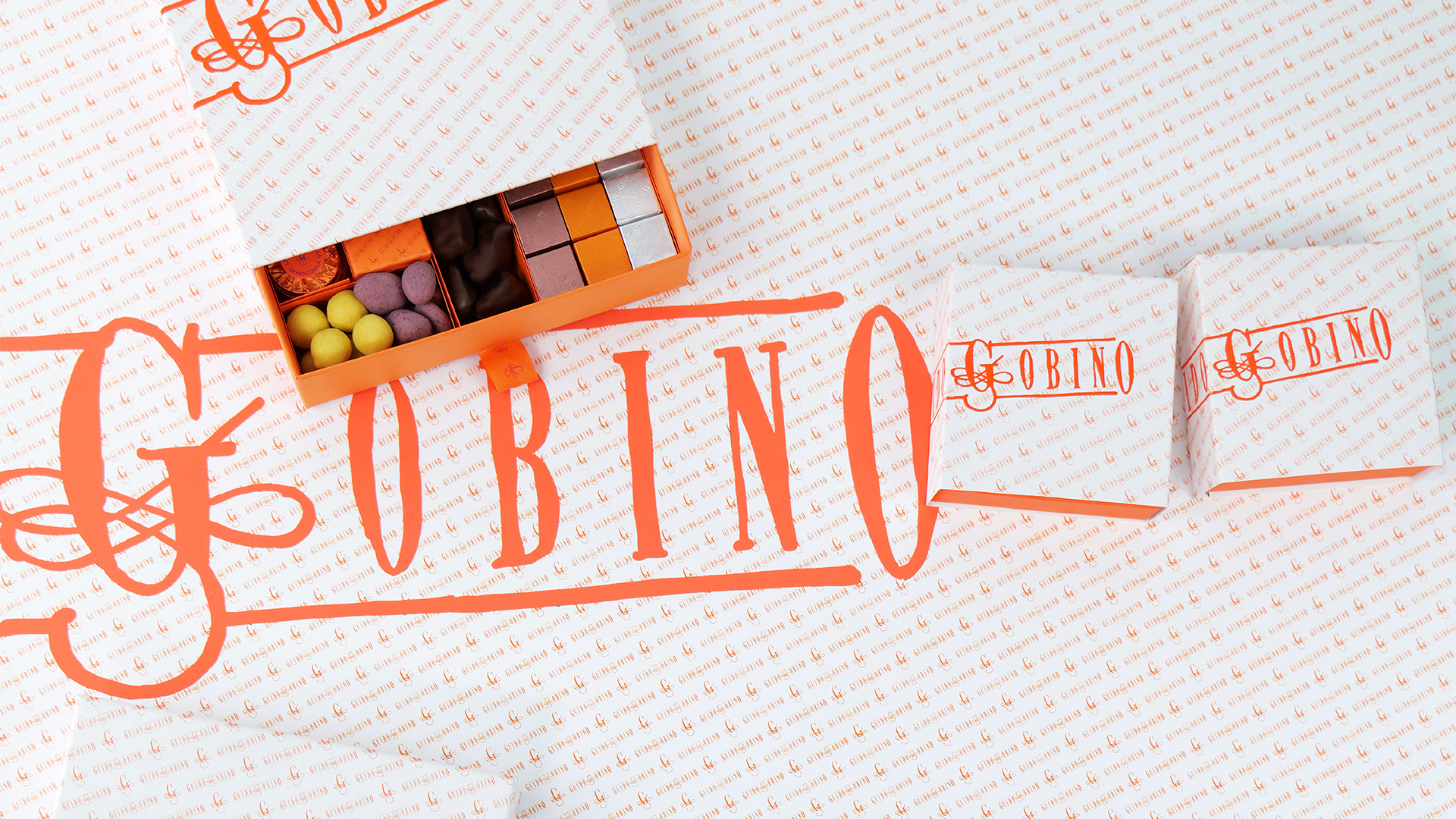 Visual immersivo Gobino con packaging su pattern illustrato