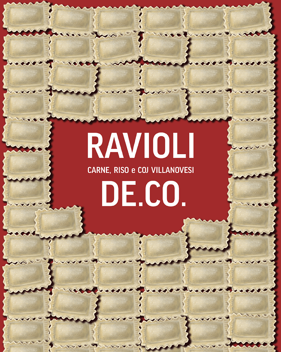Poster Ravioli DE.CO. con pattern realistico e tipografia bold su fondo rosso