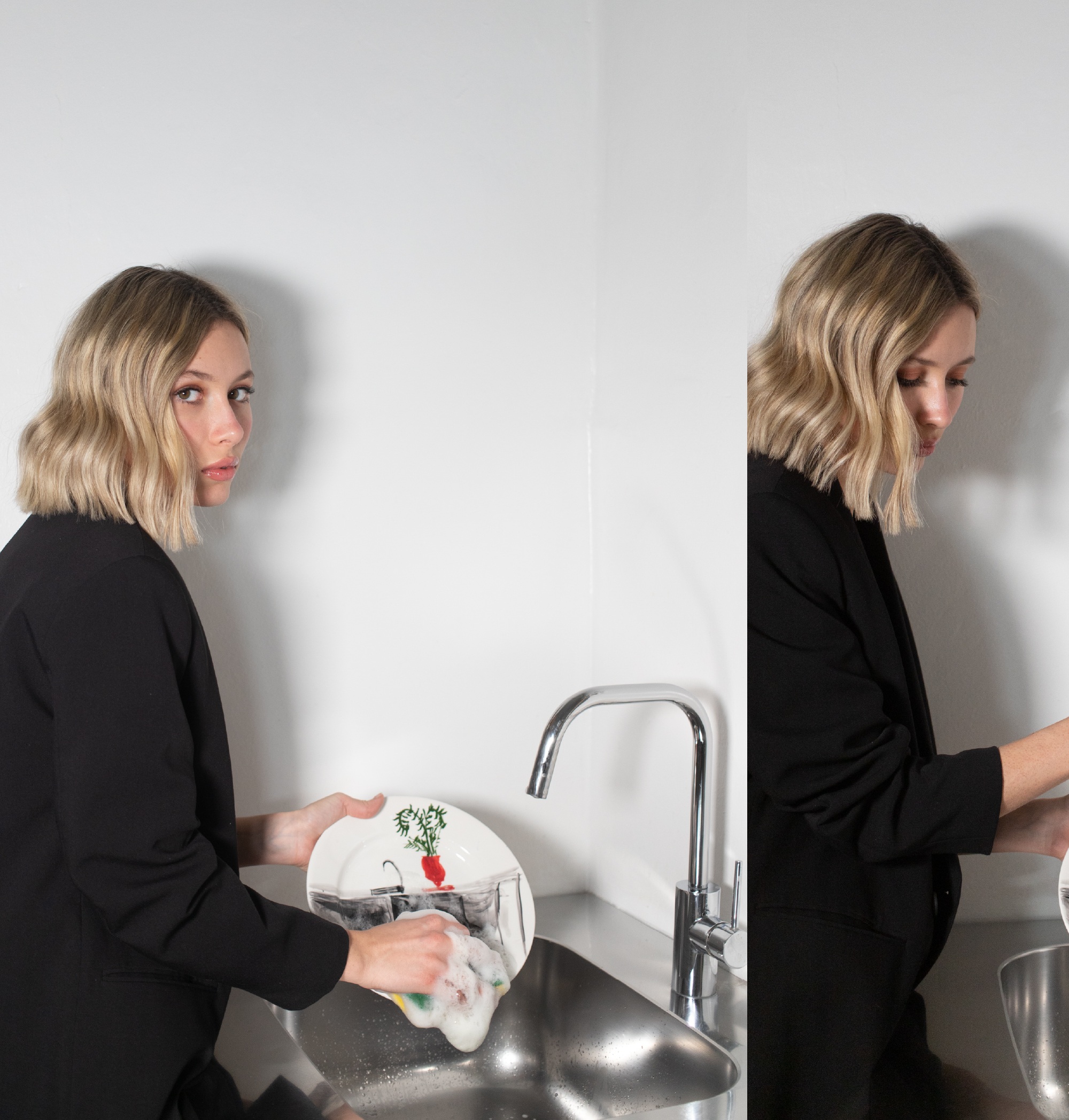Donna con abbigliamento nero lava a mano un piatto illustrato in un lavello minimal, in un ambiente luminoso e contemporaneo