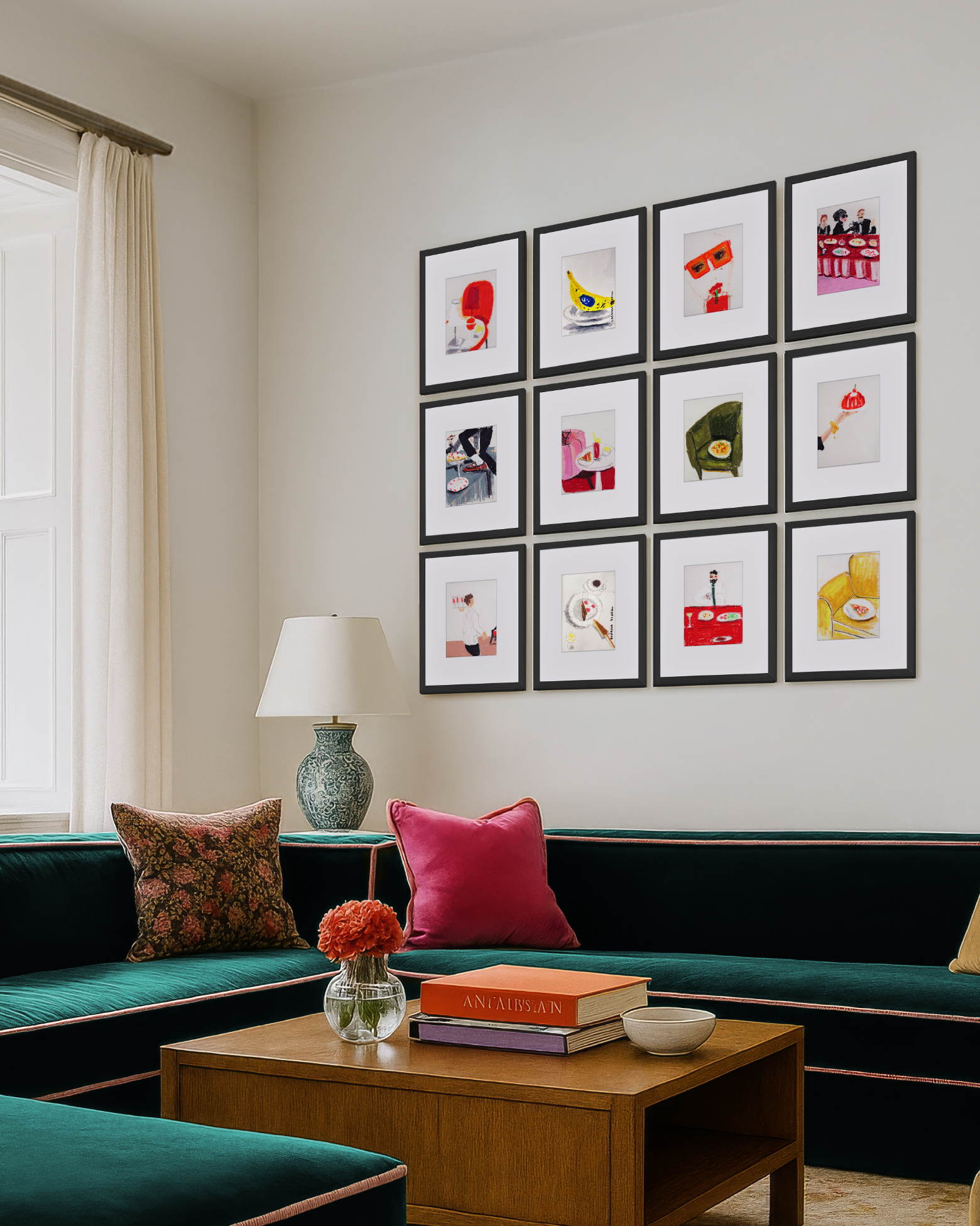 Soggiorno luminoso con divano verde, cuscini colorati e una parete decorata con una griglia di stampe artistiche incorniciate.