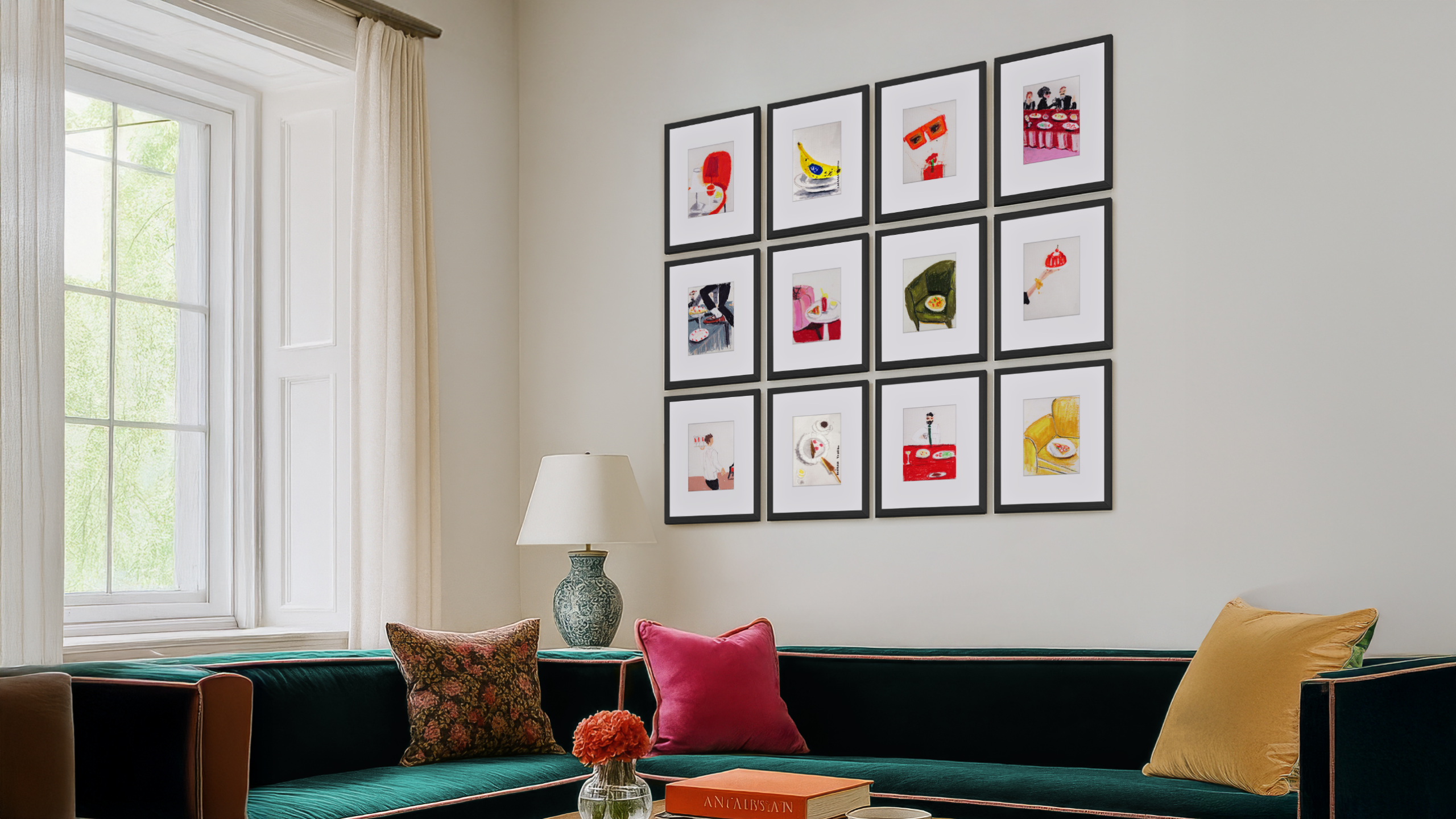 Soggiorno luminoso con divano verde, cuscini colorati e una parete decorata con una griglia di stampe artistiche incorniciate.