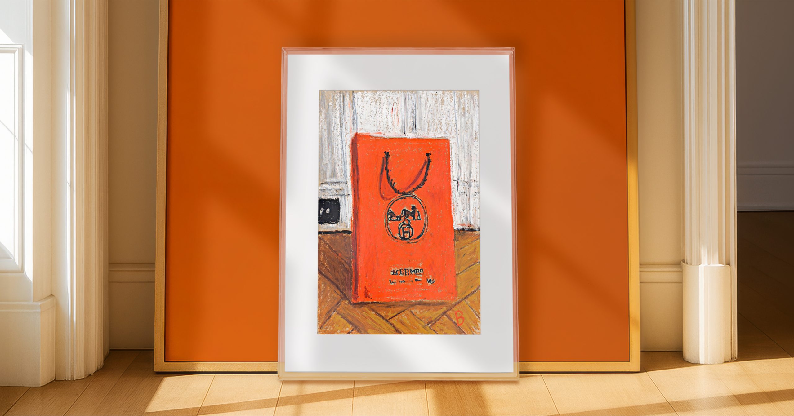 Illustrazione incorniciata di un sacchetto arancione Hermès appoggiato a terra, ambientata in uno spazio interno con parete arancione.
