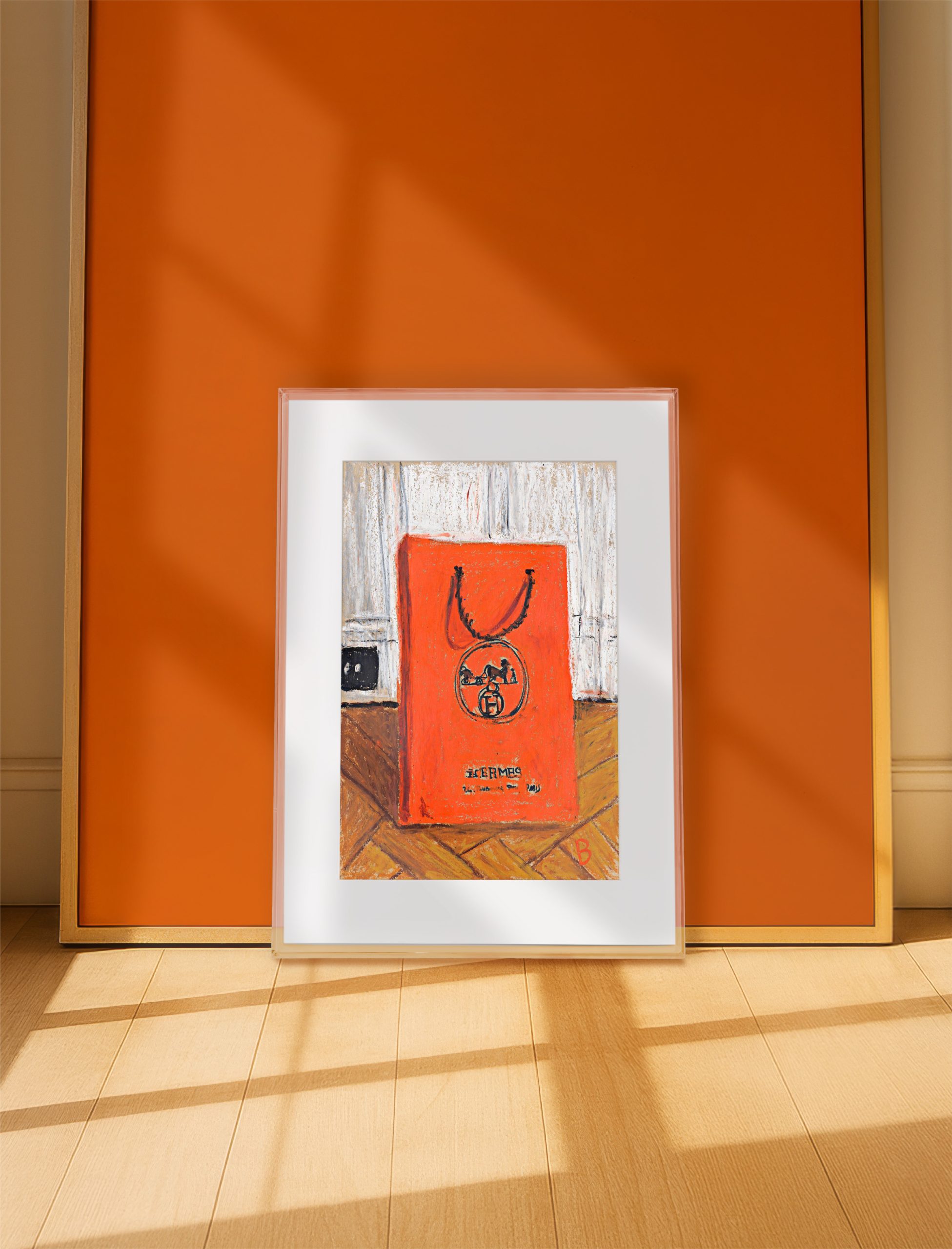 Illustrazione incorniciata di un sacchetto arancione Hermès appoggiato a terra, ambientata in uno spazio interno con parete arancione.