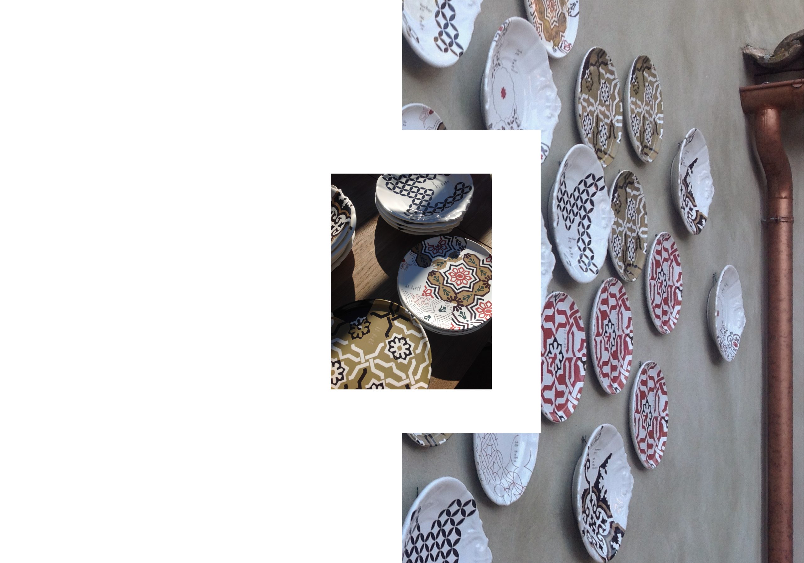 Installazione artistica di piatti decorativi con motivi geometrici e colori mediterranei.
