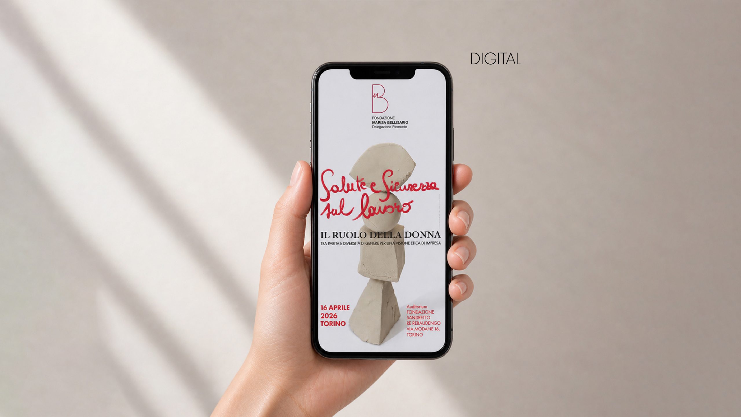 Mockup digitale della cover del convegno su smartphone, con scultura in argilla e scritta calligrafica rossa.