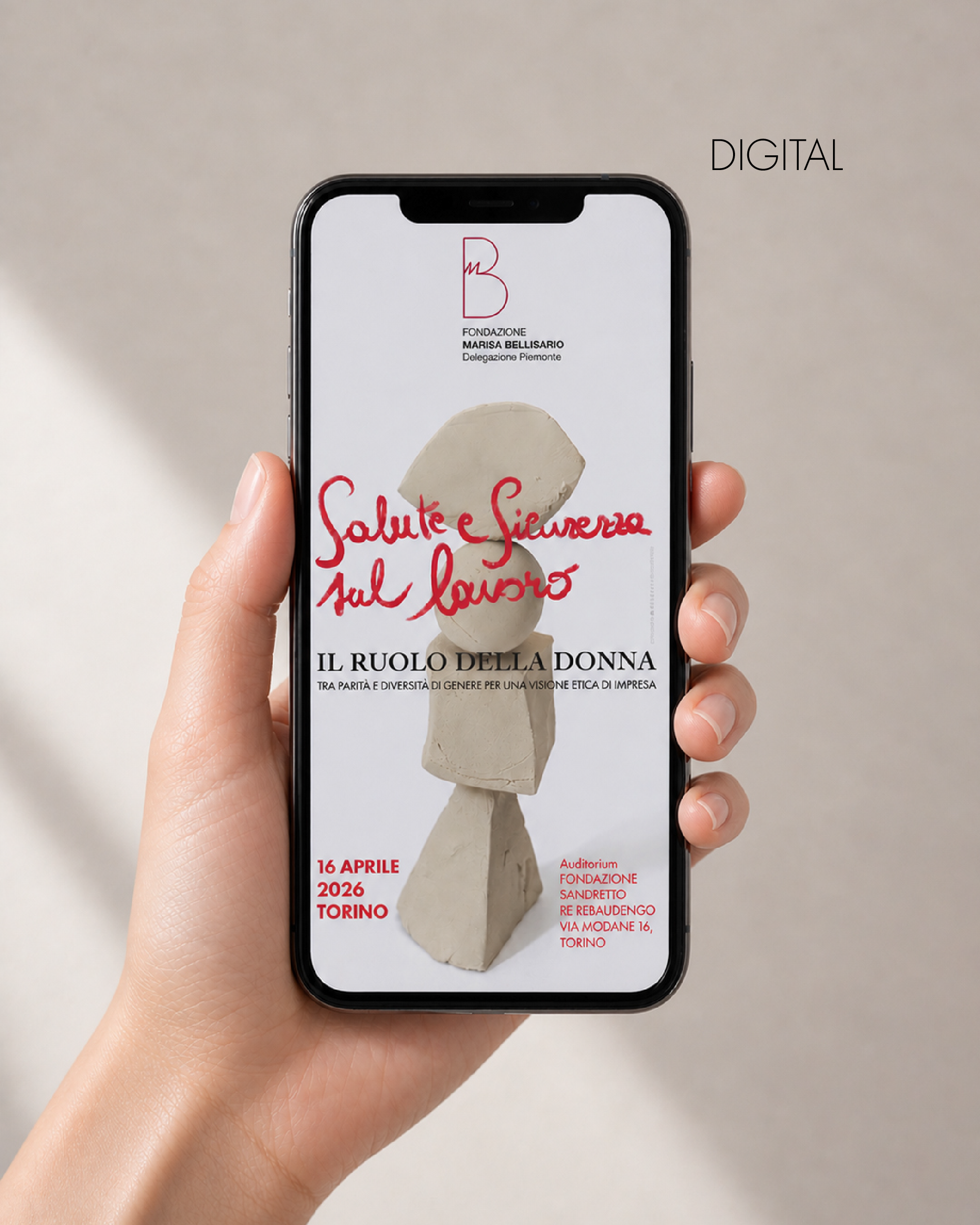 Mockup digitale della cover del convegno su smartphone, con scultura in argilla e scritta calligrafica rossa-mobile
